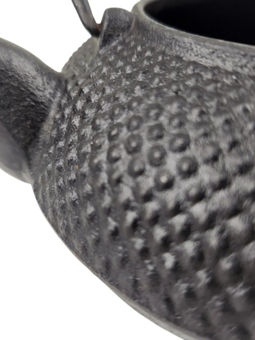 Small Black Cast Iron Teapot w/ Infuser – Textured Japanese‑Style Design